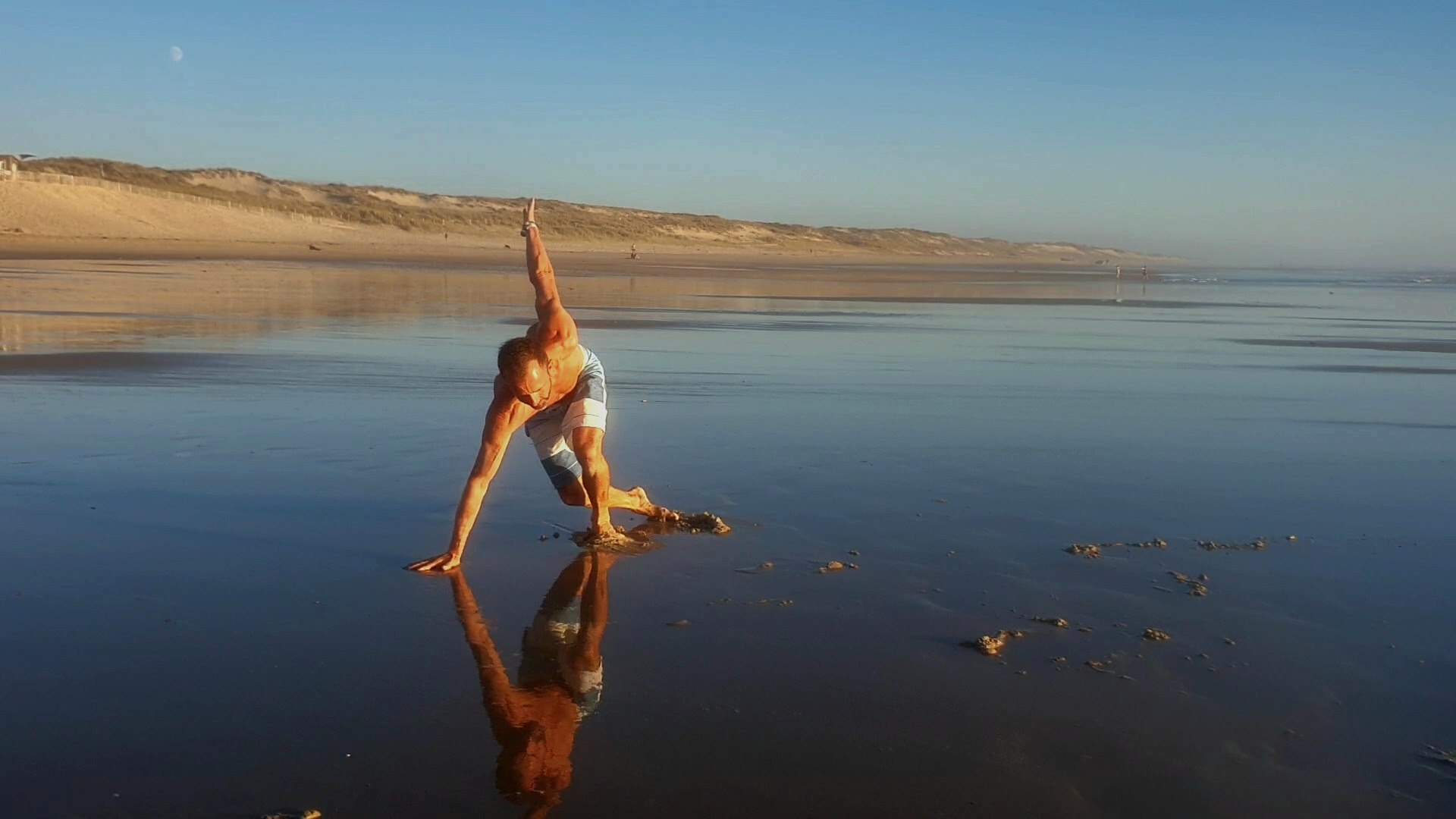 Patrik — FlowFit primal movement on the beach